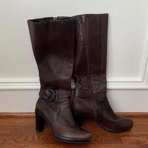 Clarks sz 8M brown leather boots, ankle buckle